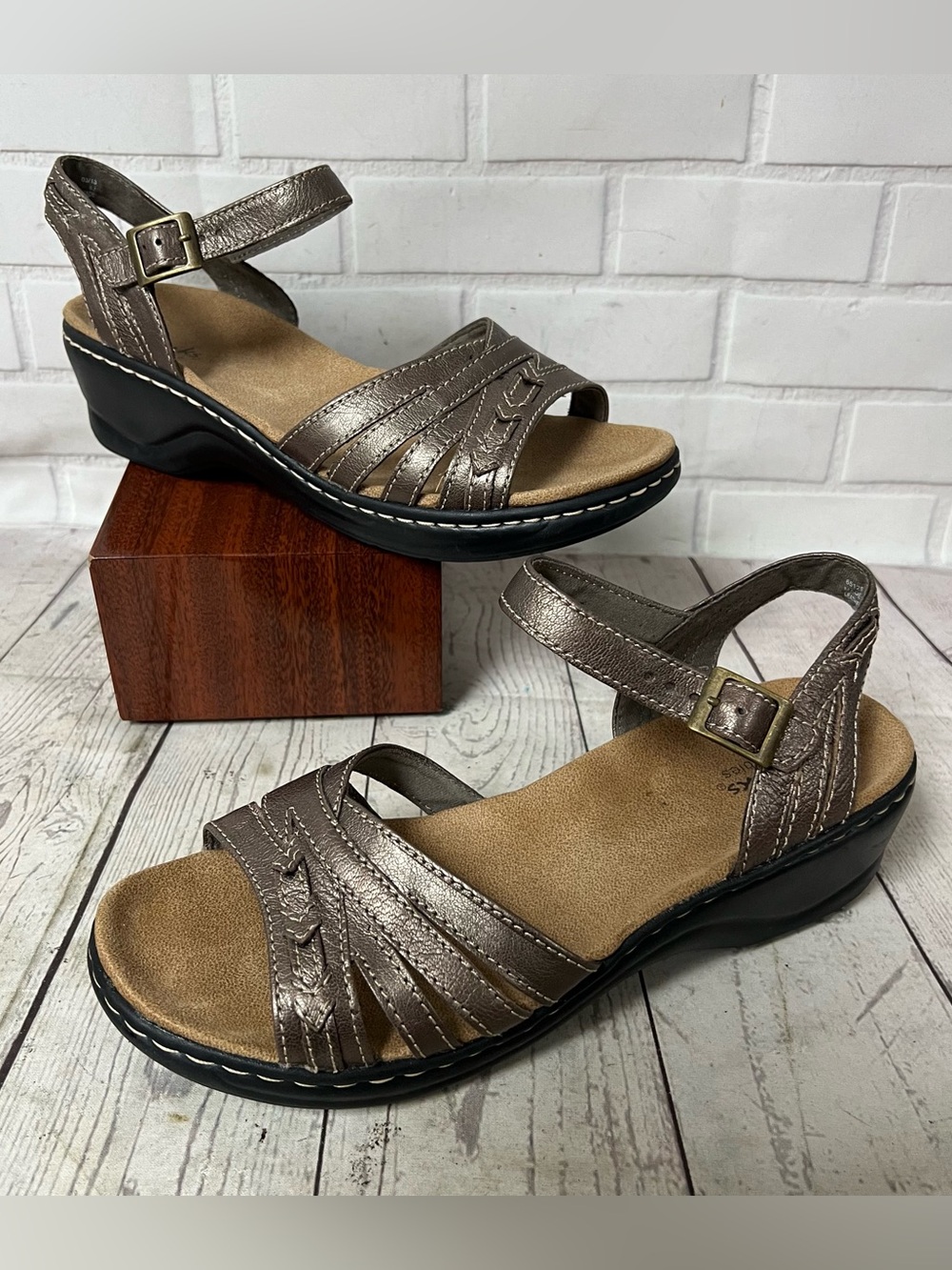 Clarks Bendables Sandals Bronze Leather 8W Low Wedge Size 8 Wide